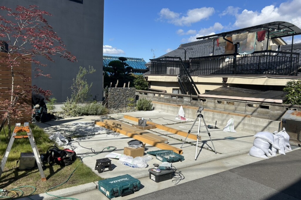 大阪府八尾市K様邸の【LIXILフーゴ60-50 (車２台用) 柱移動仕様 屋根材ポリカーボネイド・ブラックマット仕様】を施工させていただきました