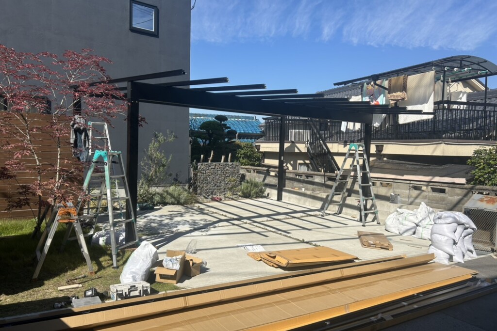 大阪府八尾市K様邸の【LIXILフーゴ60-50 (車２台用) 柱移動仕様 屋根材ポリカーボネイド・ブラックマット仕様】を施工させていただきました