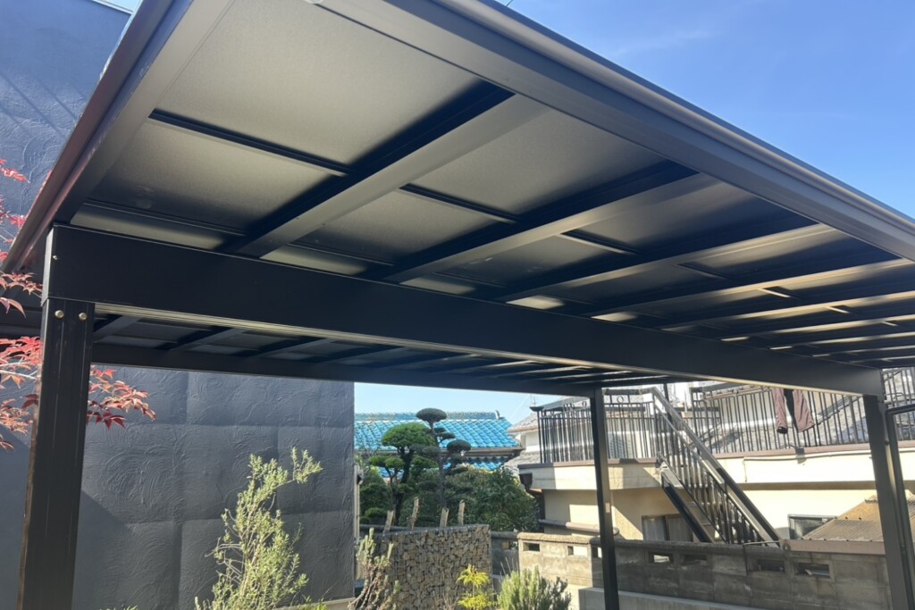 大阪府八尾市K様邸の【LIXILフーゴ60-50 (車２台用) 柱移動仕様 屋根材ポリカーボネイド・ブラックマット仕様】を施工させていただきました