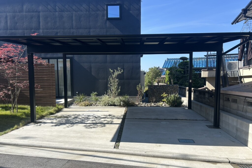 大阪府八尾市K様邸の【LIXILフーゴ60-50 (車２台用) 柱移動仕様 屋根材ポリカーボネイド・ブラックマット仕様】を施工させていただきました