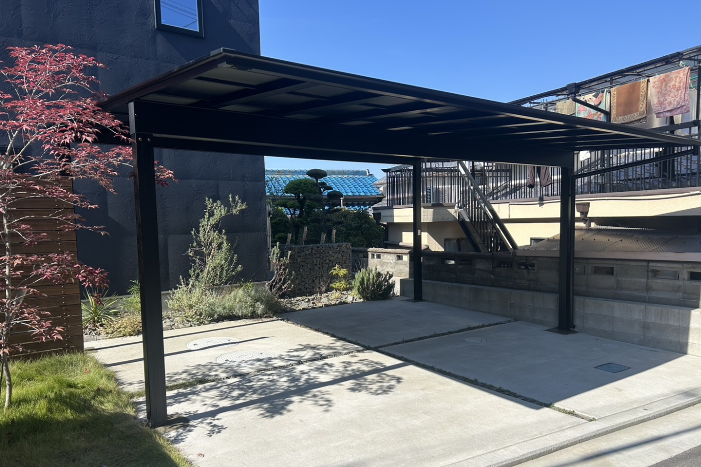 大阪府八尾市K様邸の【LIXILフーゴ60-50 (車２台用) 柱移動仕様 屋根材ポリカーボネイド・ブラックマット仕様】を施工させていただきました